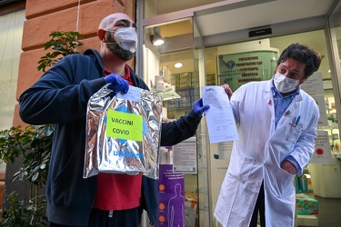 Genova, inizia campagna vaccinale nelle farmacie - la consegna d