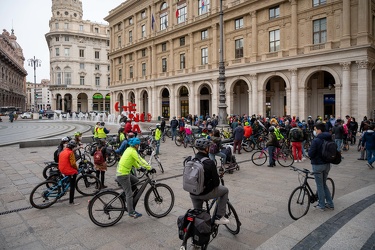 Genova, piazza de ferrari - flash mob ciclisti associazione geno