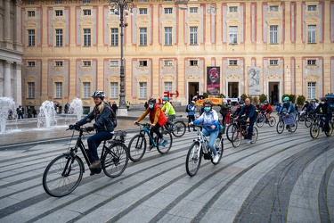 Genova, piazza de ferrari - flash mob ciclisti associazione geno