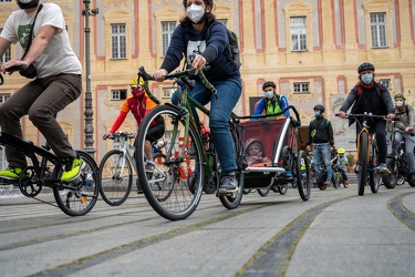 Genova, piazza de ferrari - flash mob ciclisti associazione geno