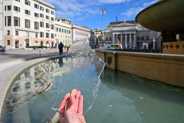Genova, piazza De Ferrari - fontana con acqua ghiacciata