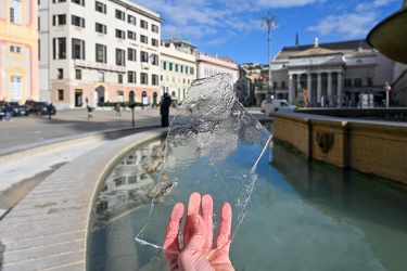 Genova, piazza De Ferrari - fontana con acqua ghiacciata