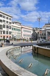 Genova, piazza De Ferrari - fontana con acqua ghiacciata