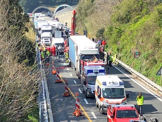 Genova, autostrada, incidente con una vittima prima del bivio, a