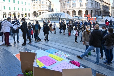 Genova, piazza De Ferrari - manifestazione genitori e famiglie c