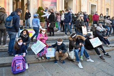 Genova, piazza De Ferrari - manifestazione genitori e famiglie c