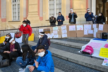 Genova, piazza De Ferrari - manifestazione genitori e famiglie c