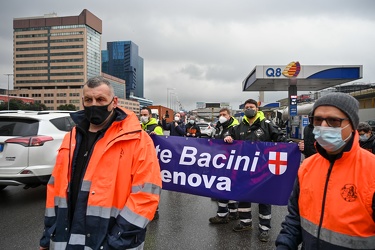 Genova, varco Etiopia su Lungomare Canepa - protesta dei portual