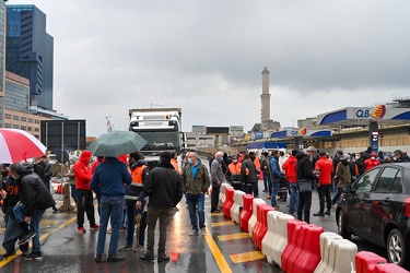 Genova, varco Etiopia su Lungomare Canepa - protesta dei portual