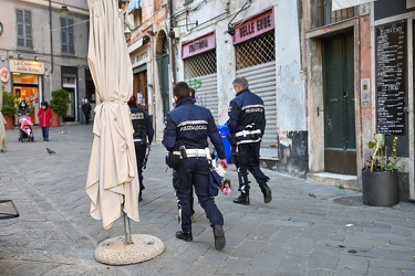 Genova, piazza delle Erbe - simbolica protesta bar con saracines