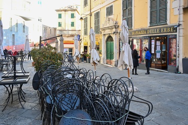 Genova, piazza delle Erbe - simbolica protesta bar con saracines