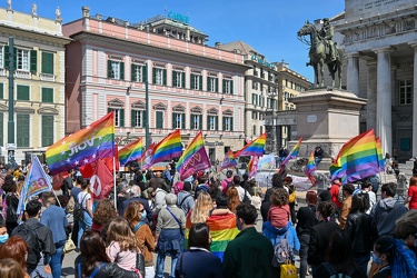 Genova, largo Pertini - presidio arcobaleno per ddl Zan