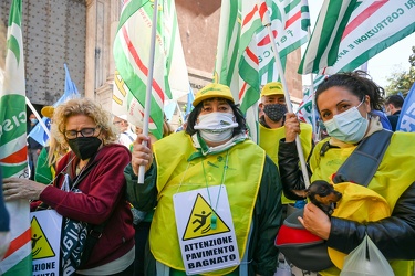 Genova, largo Lanfranco - manifestazione presidio sindacati dava