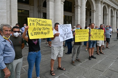 Genova, piazza De Ferrari - manifestazione contro ampliamento pa