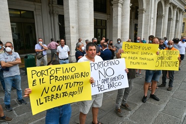 Genova, piazza De Ferrari - manifestazione contro ampliamento pa