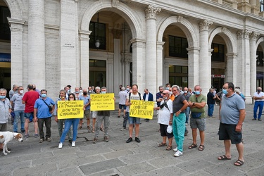 Genova, piazza De Ferrari - manifestazione contro ampliamento pa