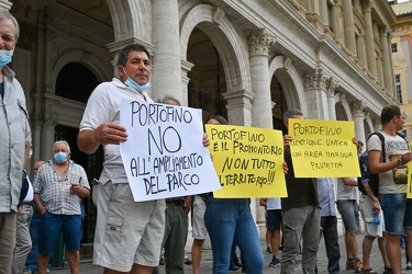 Genova, piazza De Ferrari - manifestazione contro ampliamento pa