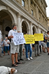 Genova, piazza De Ferrari - manifestazione contro ampliamento pa