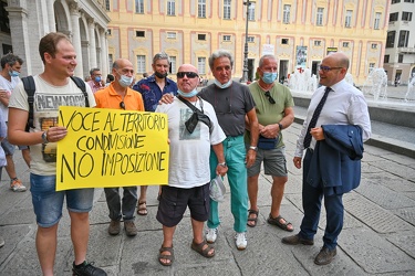 Genova, piazza De Ferrari - manifestazione contro ampliamento pa