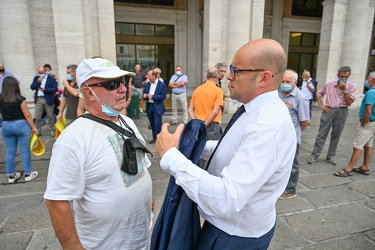 Genova, piazza De Ferrari - manifestazione contro ampliamento pa