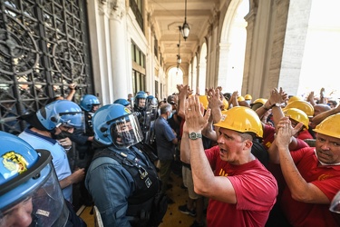 protesta lavoratori ex Ilva Prefettura 25062021-1655