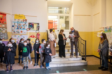 Genova Certosa - scuola Ariosto - consegnate lavagne smart da as