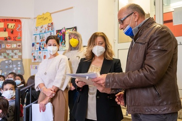 Genova Certosa - scuola Ariosto - consegnate lavagne smart da as