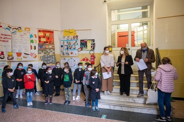 Genova Certosa - scuola Ariosto - consegnate lavagne smart da as