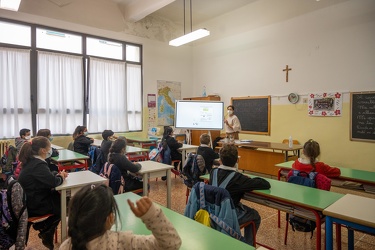 Genova Certosa - scuola Ariosto - consegnate lavagne smart da as