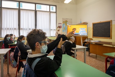 Genova Certosa - scuola Ariosto - consegnate lavagne smart da as