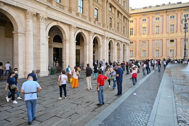 Genova, piazza De Ferrari - manifestazione sentinelle in piedi c
