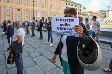 Genova, piazza De Ferrari - manifestazione sentinelle in piedi c