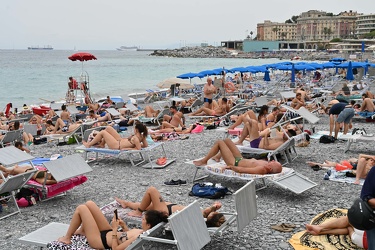 Genova, spiaggia con distanziamento in un sabato uggioso