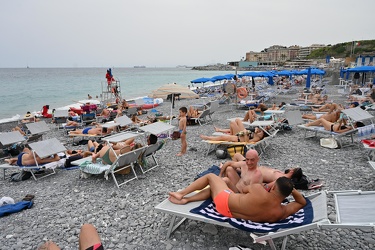 Genova, spiaggia con distanziamento in un sabato uggioso