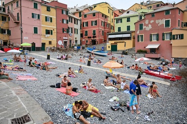 Genova, spiaggia con distanziamento in un sabato uggioso