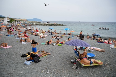 Genova, spiaggia con distanziamento in un sabato uggioso