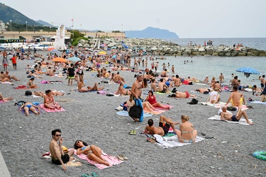 Genova, spiaggia con distanziamento in un sabato uggioso