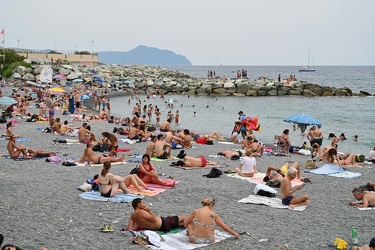 Genova, spiaggia con distanziamento in un sabato uggioso