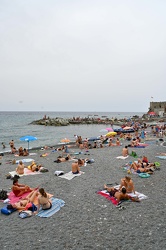 Genova, spiaggia con distanziamento in un sabato uggioso
