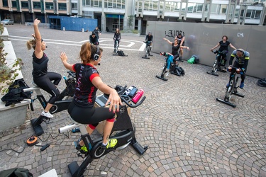 Genova, piazza Piccapietra - lezione di spinning all'aperto