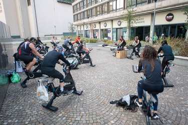 Genova, piazza Piccapietra - lezione di spinning all'aperto