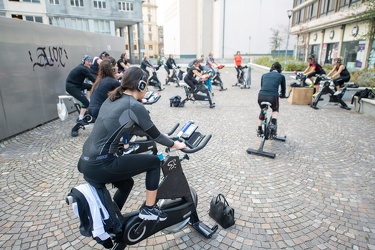 Genova, piazza Piccapietra - lezione di spinning all'aperto