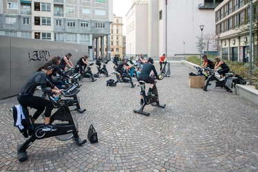 Genova, piazza Piccapietra - lezione di spinning all'aperto