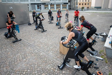 Genova, piazza Piccapietra - lezione di spinning all'aperto