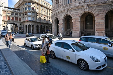 Genova, piazza De Ferrari - taxi e green pass