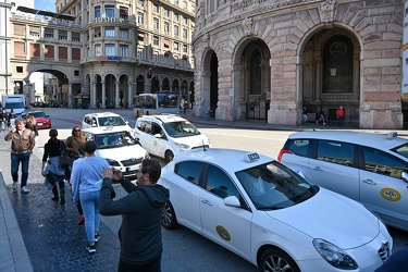 Genova, piazza De Ferrari - taxi e green pass