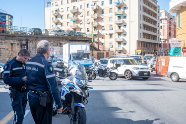 Genova, piazza Terralba - allarme bomba su autobus