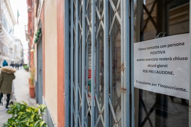 Genova, via Garibaldi - bar baribaldi cartello chiusura causa co