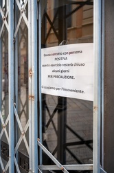 Genova, via Garibaldi - bar baribaldi cartello chiusura causa co