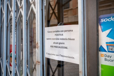 Genova, via Garibaldi - bar baribaldi cartello chiusura causa co